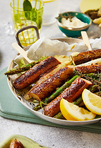 Gegrillter Bratwurst-Spargelspieß mit endori veganer Bratwurst