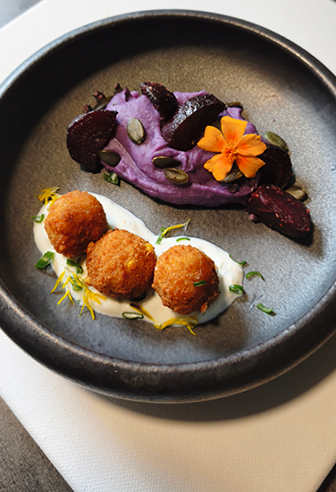 Crispy Gemüse Balls an Ube-Püree