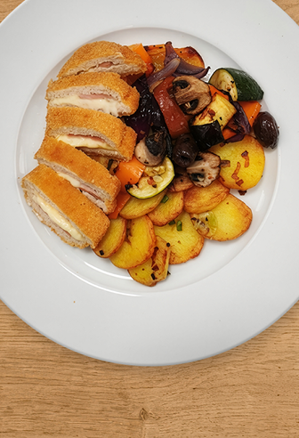 Mühlen Cordon Bleu mit mediterranem Ofengemüse und Bratkartoffeln Mühlen Cordon Bleu mit mediterranem Ofengemüse und Bratkartoffeln