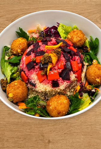 Warme Couscous-Bowl mit endori Crispy Balls Warme Couscous-Bowl mit endori Crispy Balls