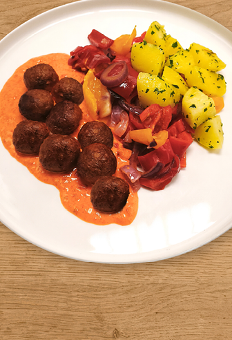 Deftige Klöpse an Ajvar-Rahmsauce mit Petersilienkartoffeln Deftige Klöpse an Ajvar-Rahmsauce mit Petersilienkartoffeln
